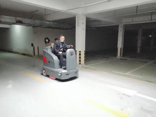 风顺堂小区物业保洁不用人力改用驾驶式洗地机了